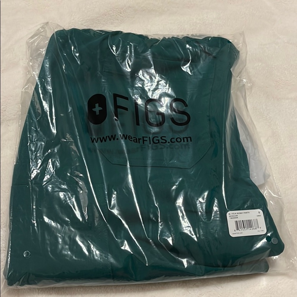 Figs scrub bottom and top. Hunter green.